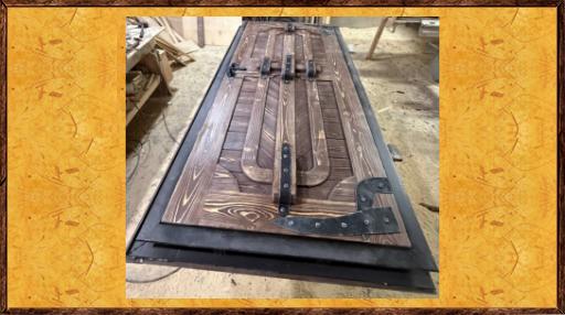 Двери из металла с деревянными накладками из массива