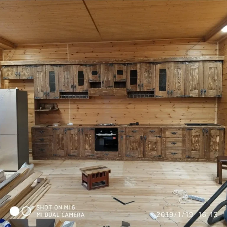 Прямая кухня в срубе