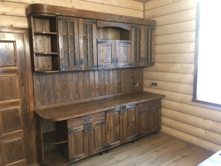Кухня с бутылочным стеллажом