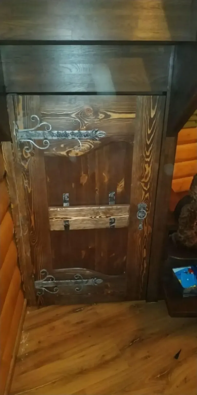 Двери с коваными петлями