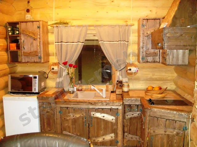 Состаренная кухня из массива сосны Изба, фото 1