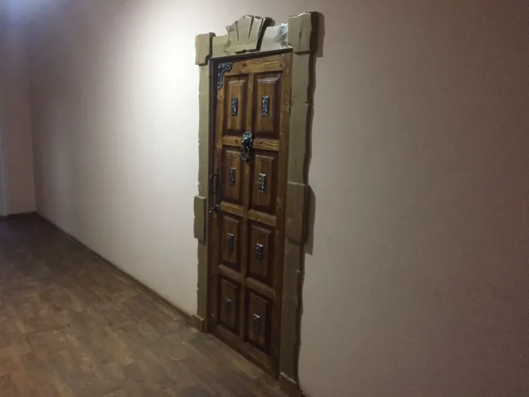 Дверь с резным наличником