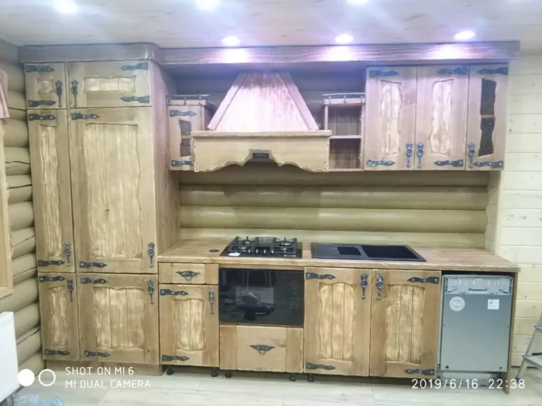 Кухня со светлыми фасадами